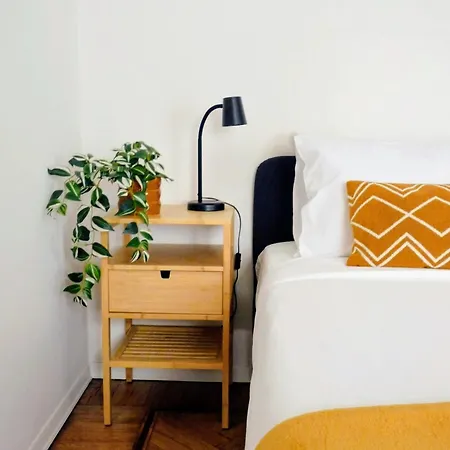 Casa Lo, Bright And Happy